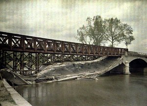 Lerombolt híd az Aisne felett, mérnökök által újjáépített híd, Franciaország, 1917 (autokróm) alkotó: Fernand Cuville